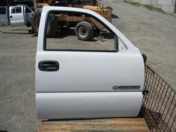 1999 2000 2001 2002 2003 2004 2005 2006 CHEVY PASSENGER DOOR, MANUAL WINDOW, MISSING THE INTERIOR. GOOD CONDITION- A COUPLE OF SMALL DINGS ON THE LOWER. #13962