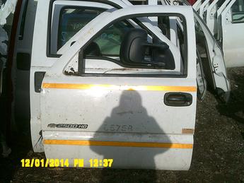1999 2000 2001 2002 2003 2004 2005 2006 2007 Chevrolet drivers side manual complete door.  Dents along the front middle of the door, scratches and scuffs in paint.  Inventory #12097.
