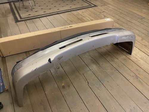 2003 2004 2005 2006 2007 CHEVY 1500 NON-HD FRONT BUMPER. GOOD SHAPE, LOWER PLASTIC IS SPLIT ON DRIVERS SIDE LOWER CORNER. FEW SMALL DINGS IN CHROME. SCUFFS AND SCRATCHES IN UPPER PLASTIC. RUST FREE. #15560